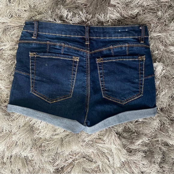 Eighty Two women blue denim cuffed hemline jeans shorts. Size 05. Used. - Picture 2 of 5